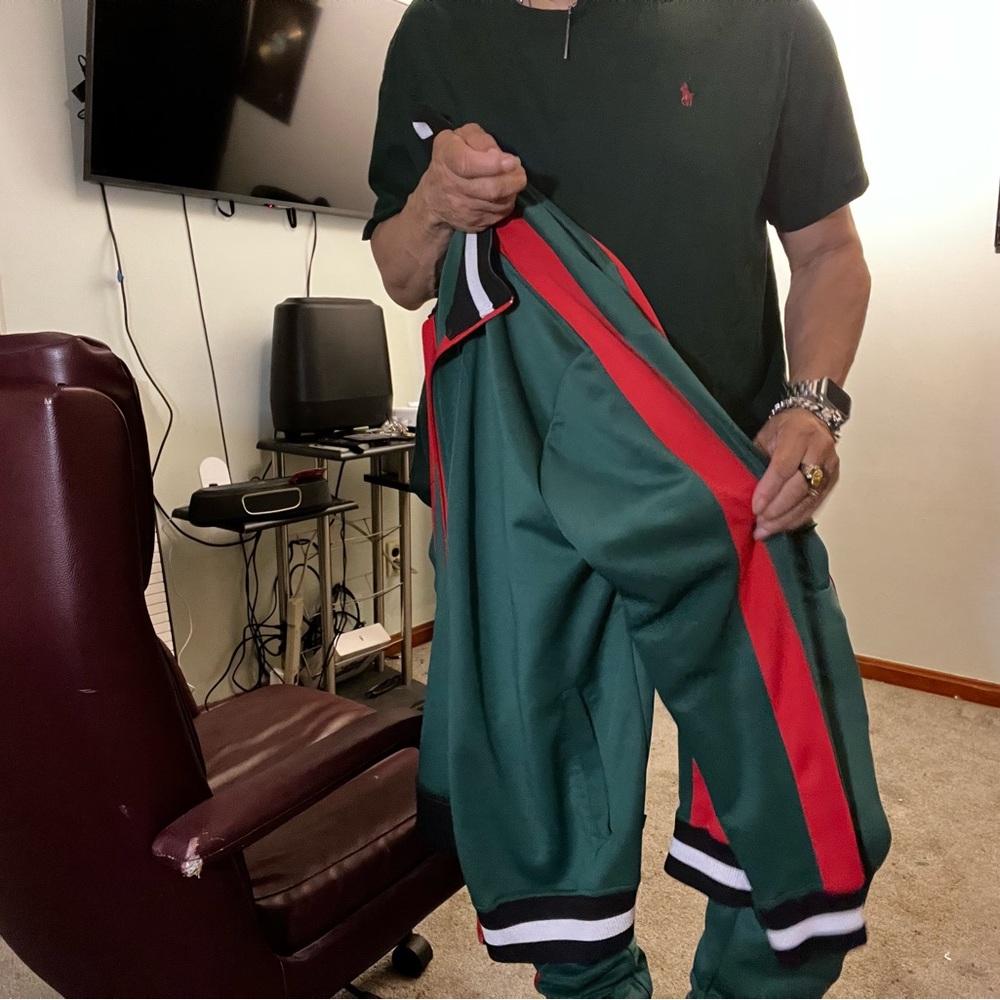 Athletic wear an extra large jogger sets that resembles a very expensive - Picture 9 of 12